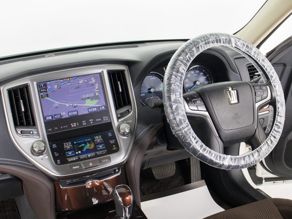 使いやすさや安全性を追求したステアリング
周り！高級車ゆえにスイッチ類が多いのも特
徴ですね！考え尽くされた配置ですぐに使い
こなす事が出来ますのでご安心下さい！是非
、体感してみて下さい！！