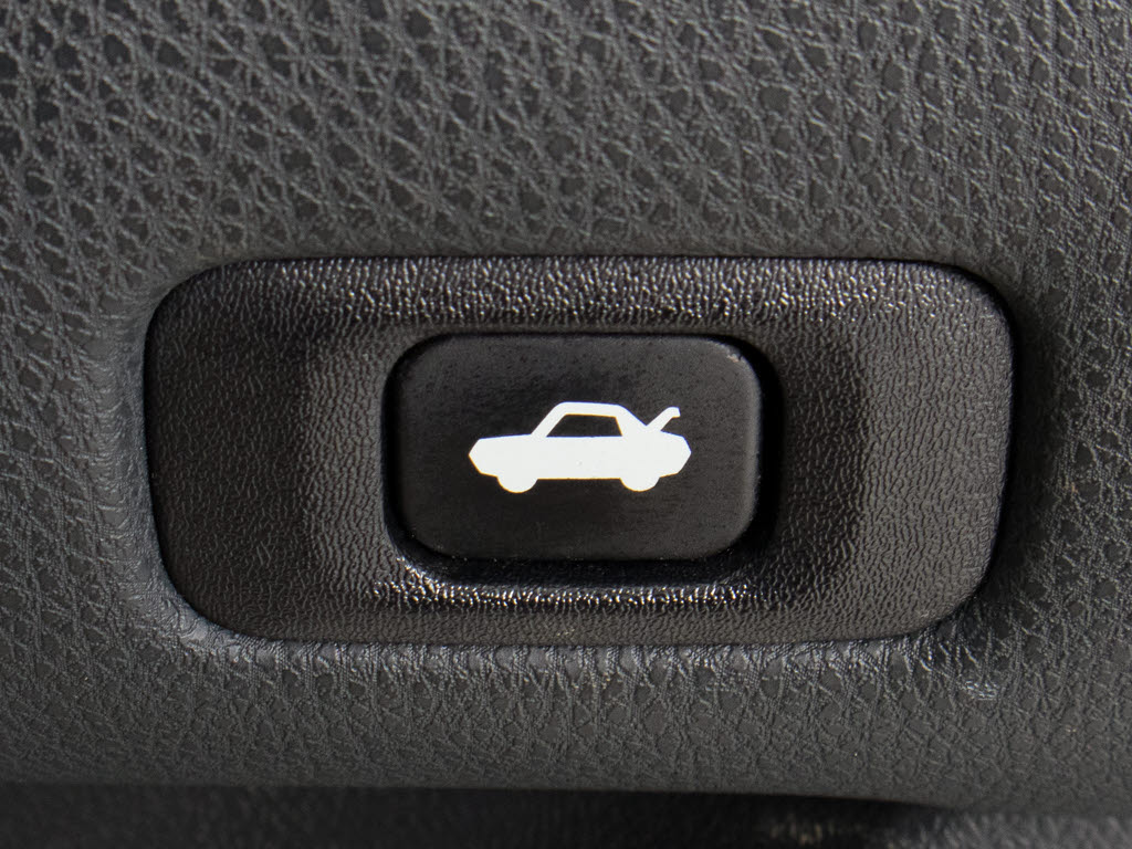 ボタン一つでトランクオープンが可能！車内
から操作できる為、非常に便利な装備の一つ
となります！