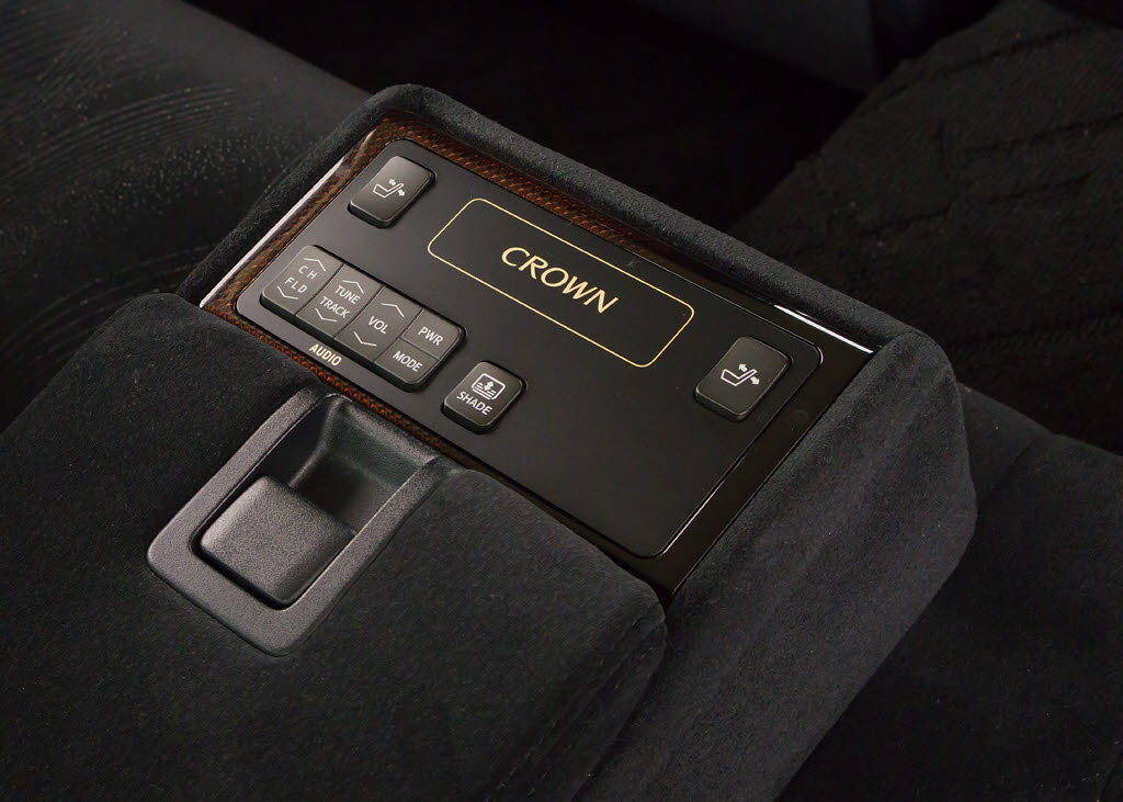 後席もＶＩＰ装備！後席センターコンソール
の画像です！こちらのお車には、後席にもパ
ワーシートが装備されています！更にオーデ
ィオなども後席から操作出来るなど豪華！ゲ
ストに喜んで頂ける装備ですね！