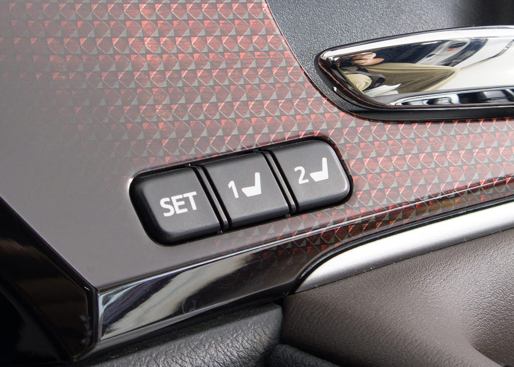 シートメモリー付き！ステアリング、シート
、ドアミラーポジションをメモリー可能です
！