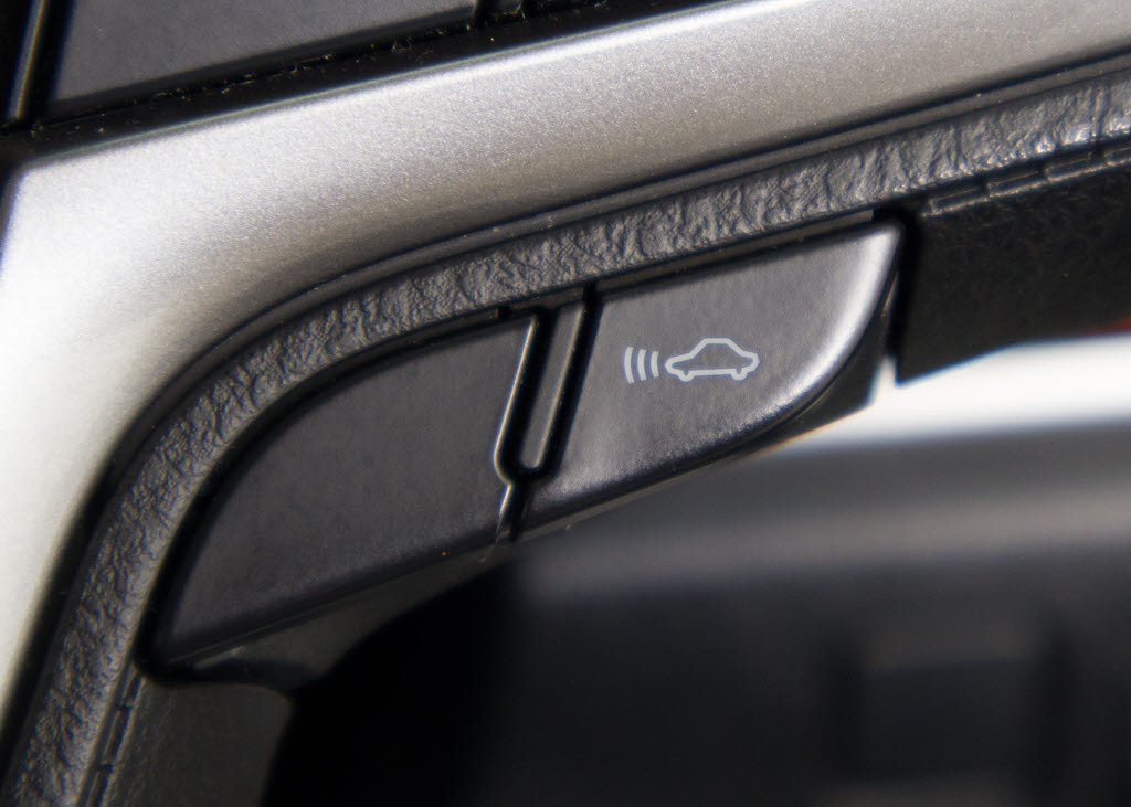 衝突回避支援型プリクラッシュセーフティシ
ステム　前方に出現した障害物に対し警報を
発し、ドライバーに警告。同時にブレーキア
シストにより衝突回避と速度を軽減します。