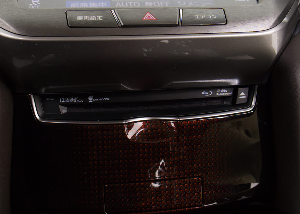 ＣＤはもちろんの事、ＤＶＤ＆Ｂｌｕ－ｒａ
ｙ再生も可能です。フルセグ地デジにも対応
しさらにＢｌｕｅｔｏｏｔｈにも対応してお
ります