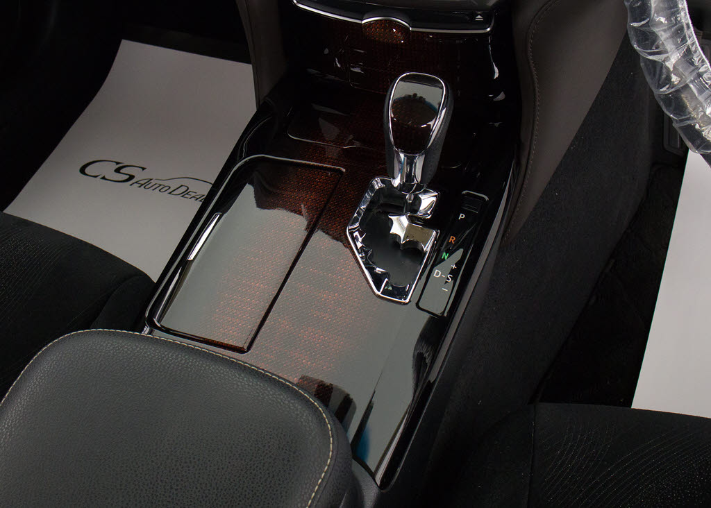 シフト周りです。スッキリとしつつも高級感
や操作性を損なわない作りとなって参ります
。