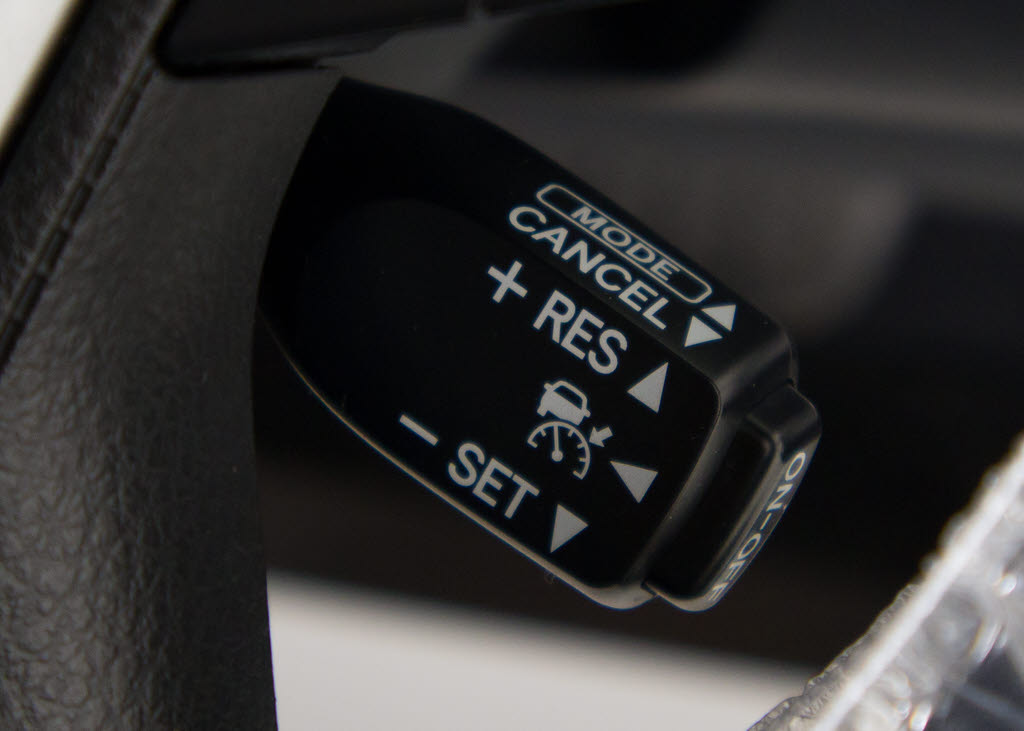 レーダークルーズコントロール　　ミリ波レ
ーダーと単眼カメラで先行車を認識し、車速
に応じた車間距離を保ちながら追従走行を支
援します。