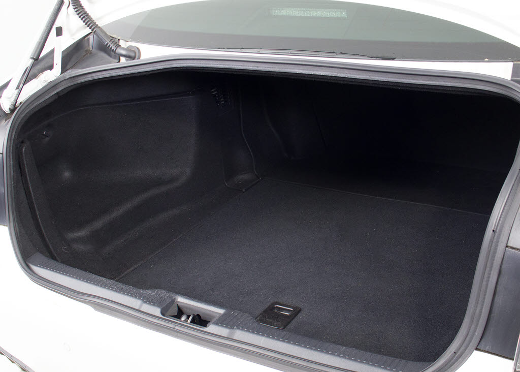 トランクが狭いと思っておりませんか？実際
は大容量トランクです！旅行等の長距離ドラ
イブも快適です！また、屋根付きスペースを
完備しておりますので、夜間でも、雨でも雪
の日だってゆっくりご覧頂けます。