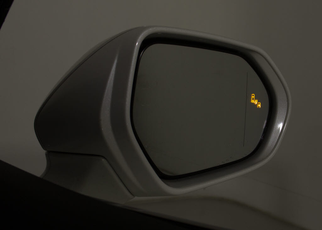 ＢＳＭ（ブラインドスポットモニタ）！隣の
車線を走る車両をレーダーで検知し、ドアミ
ラーでは確認しにくい後側方エリアに存在す
る車両に加えて、急接近してくる車両も検知
します。