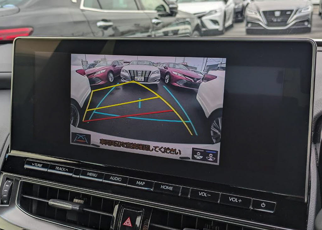 カラーバックカメラが付いています！バック
にギアを入れると、後方視界が自動的にマル
チ画面に映し出されます！夜も明るく見えま
すので、すごく便利！！一度使うとカメラ無
しには乗りたくない程！