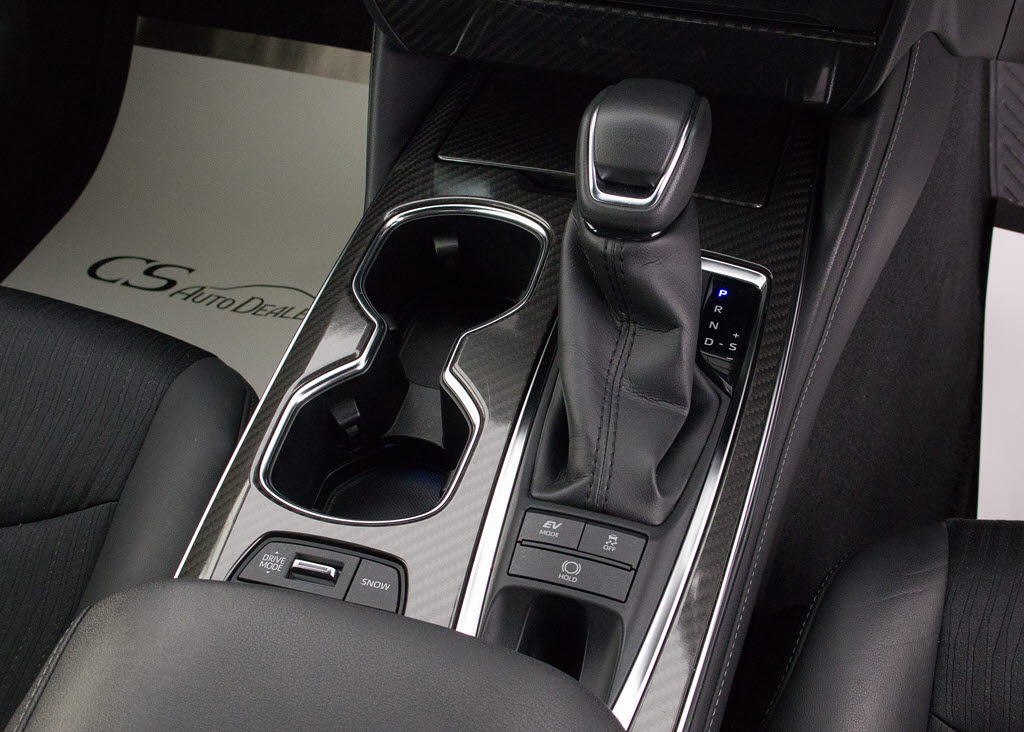 シフト周りです。スッキリとしつつも高級感
や操作性を損なわない作りとなって参ります
。