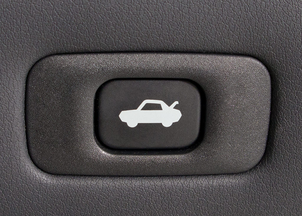 ボタン一つでトランクオープンが可能！車内
から操作できる為、非常に便利な装備の一つ
となります！