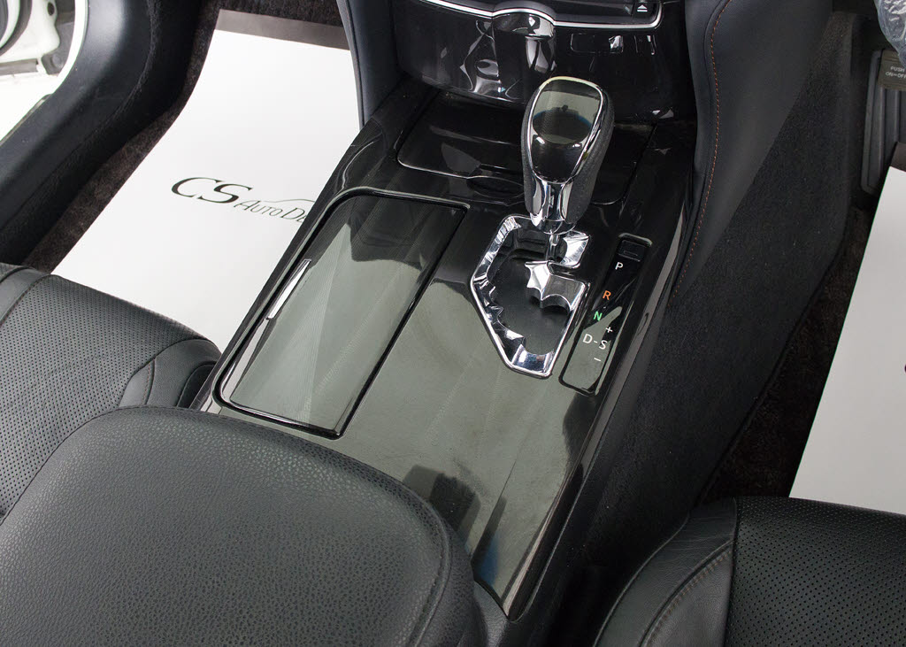 使いやすさや安全性を追求したステアリング
周り！高級車ゆえにスイッチ類が多いのも特
徴ですね！考え尽くされた配置ですぐに使い
こなす事が出来ますのでご安心下さい！是非
、体感してみて下さい！！