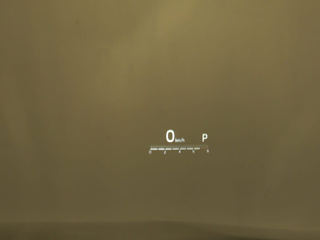 ヘッドアップ・ディスプレイ（ＨＵＤ）現在
のスピードや、前方の車線情報など、運転に
必要な情報を、目の前のウインドウガラスに
表示する機能です。これにより、目線の移動
が少なく済み、安全です。