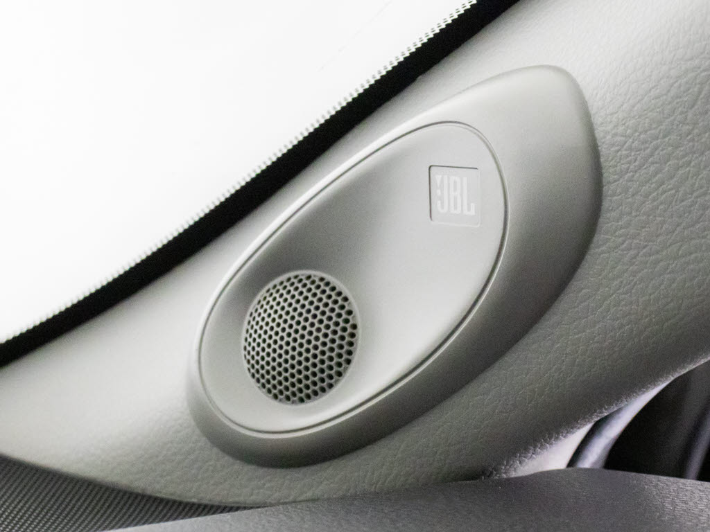 ＪＢＬサウンドシステム！考え抜かれたスピ
ーカー位置！ガラス反射音の影響を極力少な
くし、かつ全席でステージの広い音響を創造
！さまざまな音楽が、表情豊かに生き生きと
奏でられます！