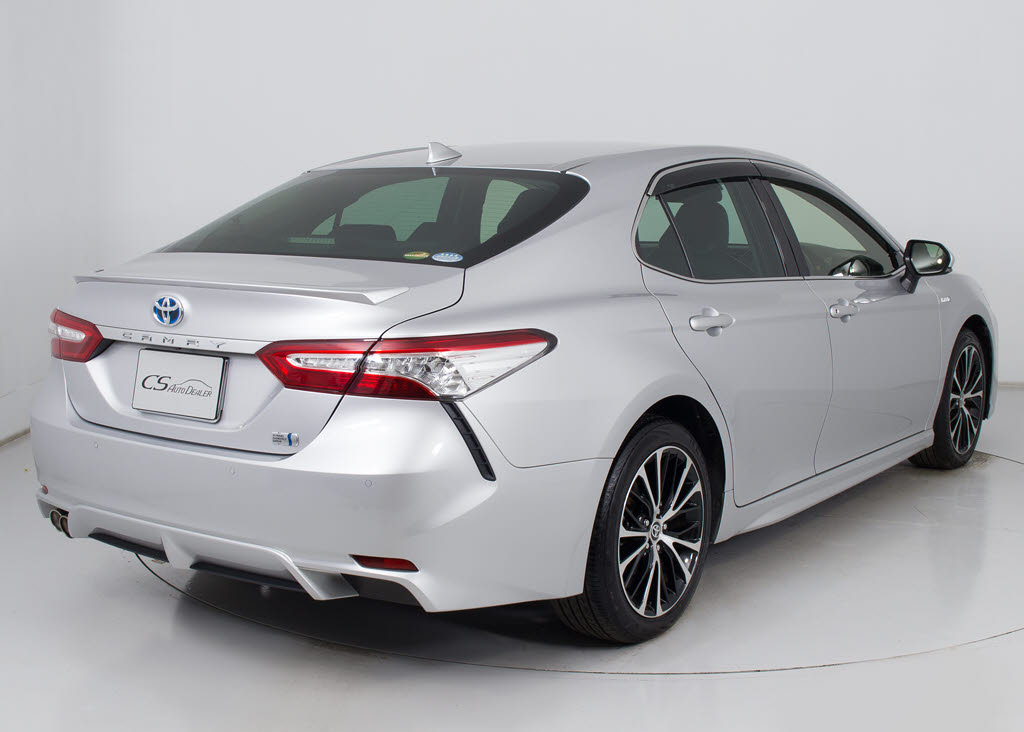 個性的なリアビューで御座います。精悍な佇
まいは高級車ならではです。