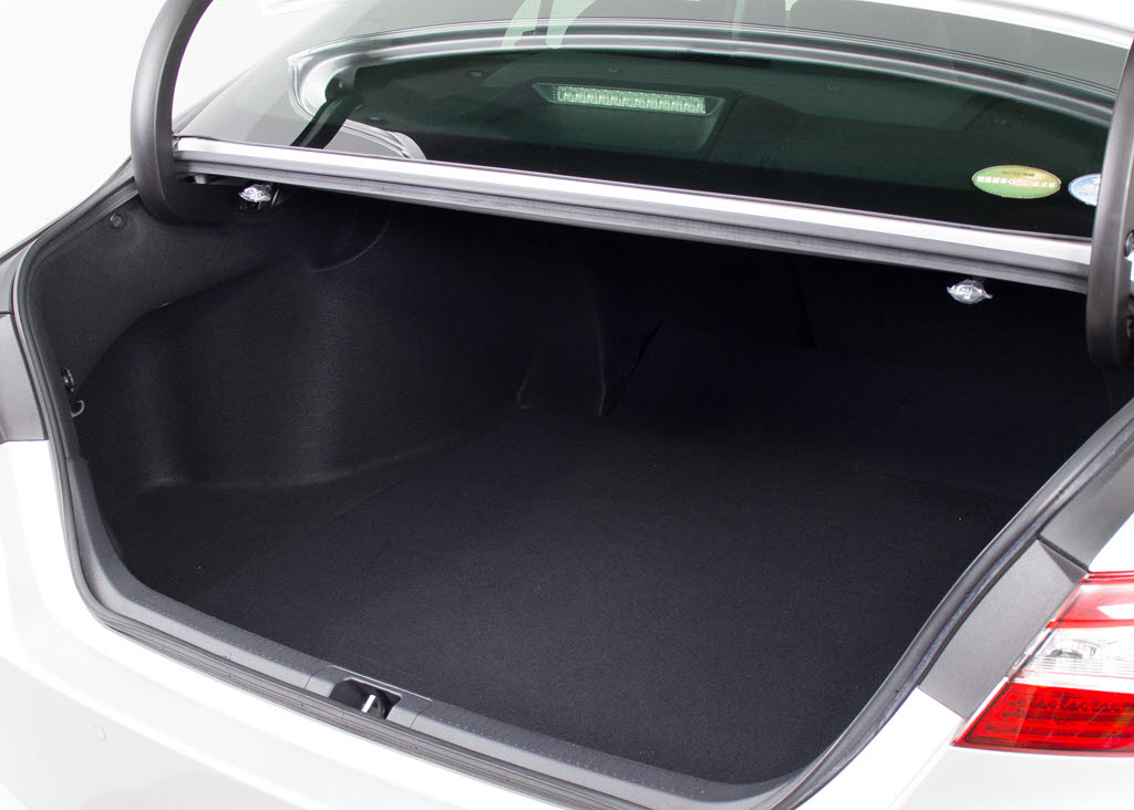 トランクが狭いと思っておりませんか？実際
は大容量トランクです！旅行等の長距離ドラ
イブも快適です！また、屋根付きスペースを
完備しておりますので、夜間でも、雨でも雪
の日だってゆっくりご覧頂けます。