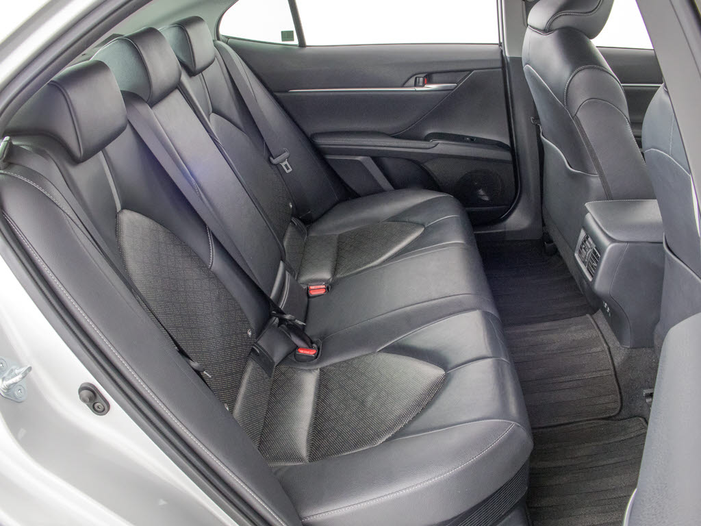 赤革、茶革、黒革、白革、黒×赤コンビ革・
・・お好みの色で新品本革シートを作成でき
ます！オリジナル本革でカーライフを満喫は
いかがでしょうか？ご興味ある方は、デザイ
ン等含め当社までお問い合わせください！