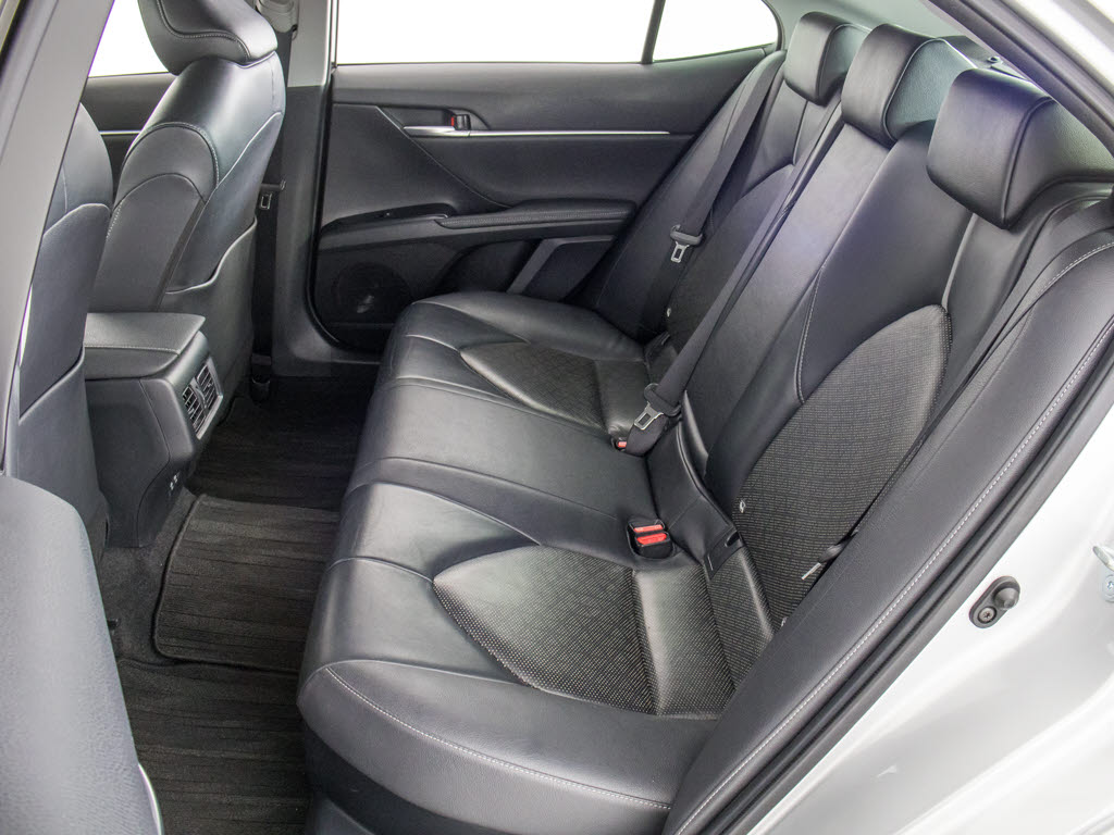 赤革、茶革、黒革、白革、黒×赤コンビ革・
・・お好みの色で新品本革シートを作成でき
ます！オリジナル本革でカーライフを満喫は
いかがでしょうか？ご興味ある方は、デザイ
ン等含め当社までお問い合わせください！