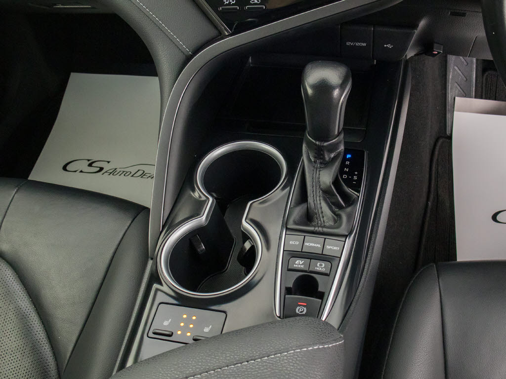 シフト周りです。スッキリとしつつも高級感
や操作性を損なわない作りとなって参ります
。