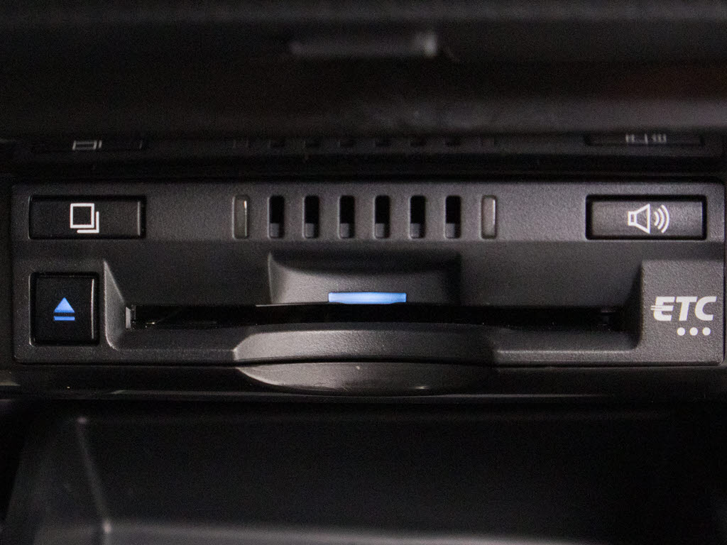 コンソール内一体型のビルトインＥＴＣ装備
！見た目の部分も良いですが、ＥＴＣカード
の盗難防止になる設置箇所です！料金所の渋
滞回避！時間帯・日によって料金の軽減を受
けられます！ストレス知らずのドライブ！