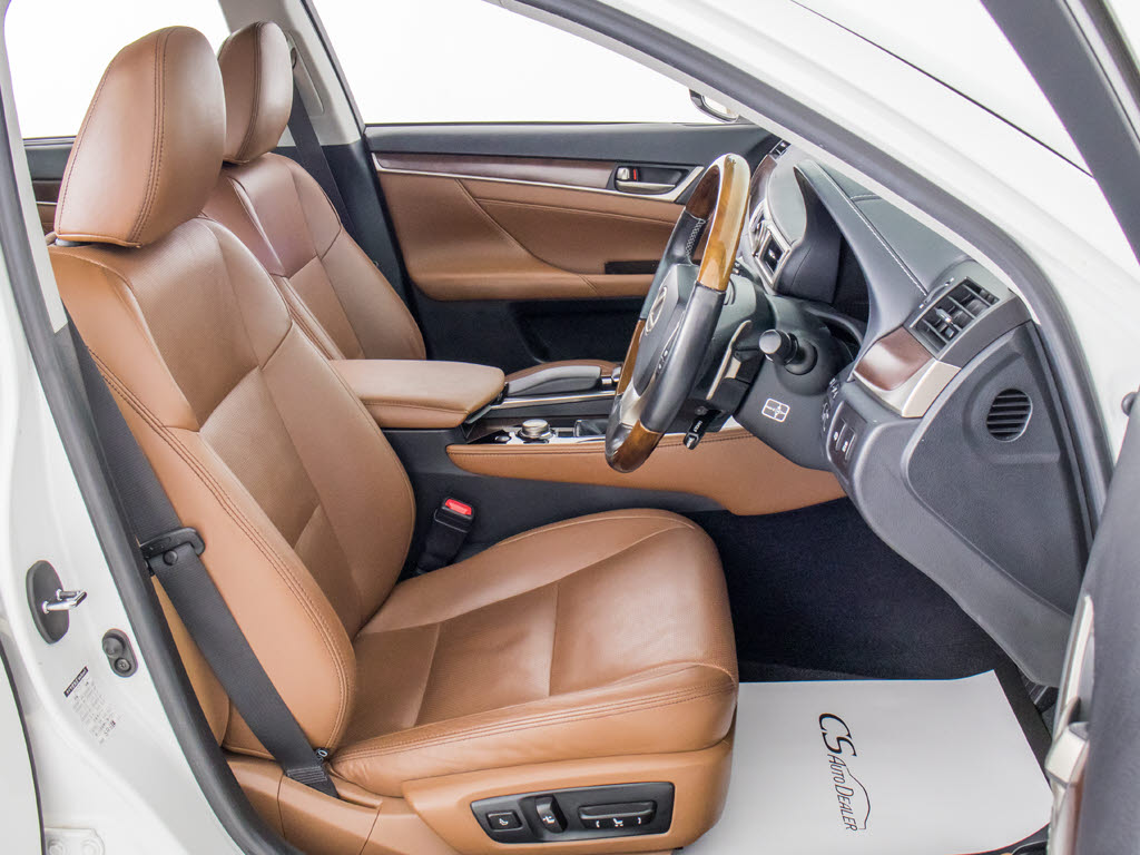 電動パワーシート完備！細かな自身に合った
ドライビングポジションの設定が可能となり
ます！