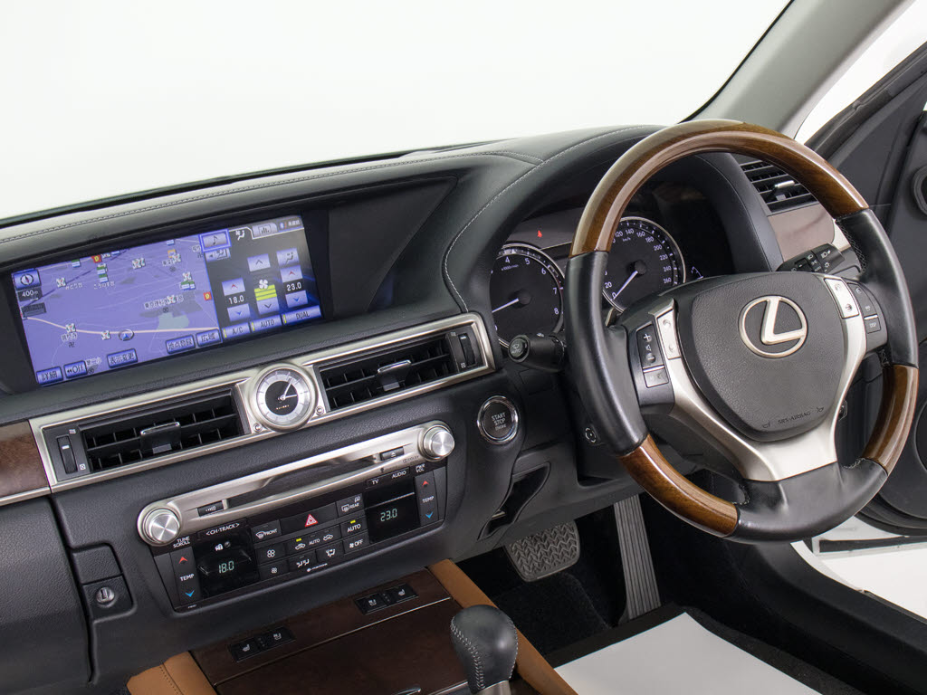 ★使いやすさや安全性を追求したステアリン
グ周り！高級車ゆえにスイッチ類が多いのも
特徴ですね！考え尽くされた配置ですぐに使
いこなす事が出来ますのでご安心下さい！是
非、体感してみて下さい！！