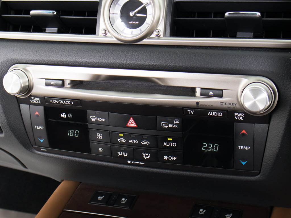 ＣＤはもちろんの事、ＤＶＤ再生も可能です
。フルセグ地デジにも対応しさらにＢｌｕｅ
ｔｏｏｔｈにも対応しております