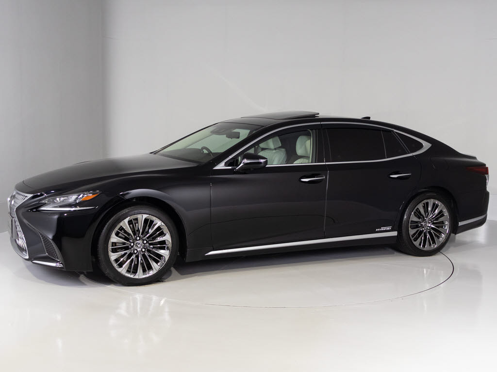 人気装備ノイズリダクション機能付き純正２
０インチアルミホイール！