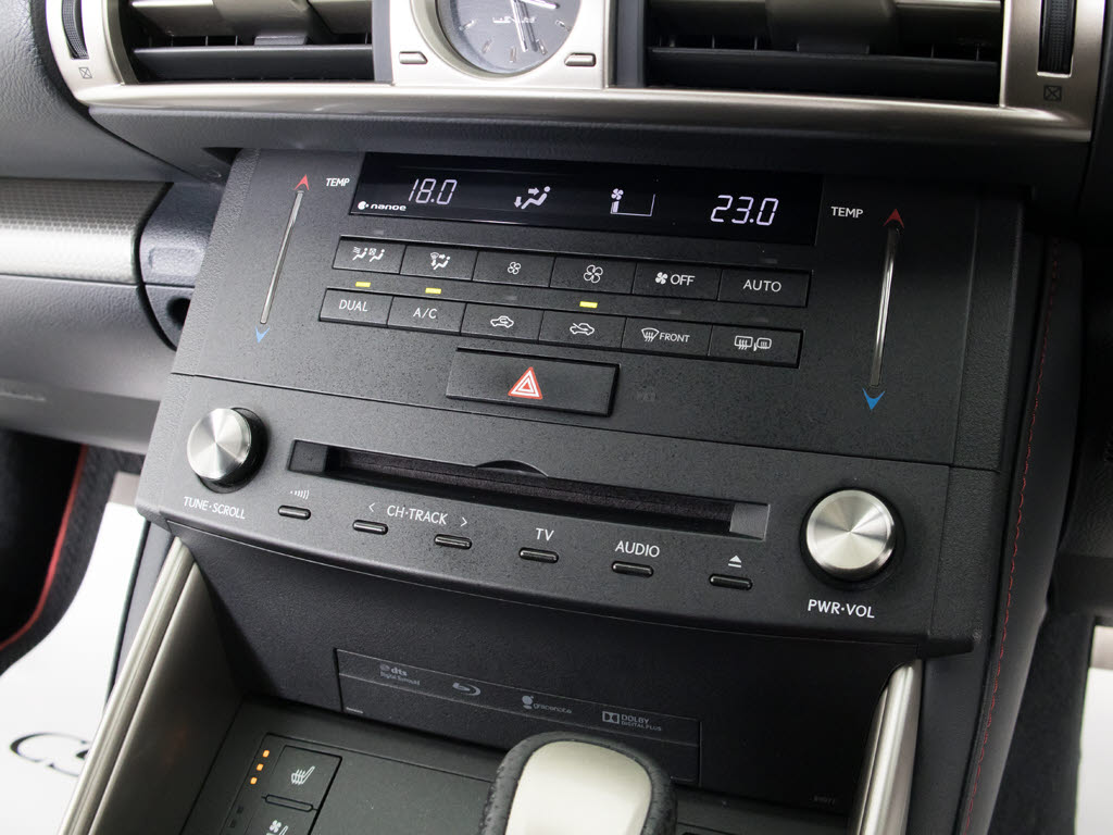 ＣＤはもちろんの事、ＤＶＤ＆Ｂｌｕ－ｒａ
ｙ再生も可能です。フルセグ地デジにも対応
しさらにＢｌｕｅｔｏｏｔｈにも対応してお
ります