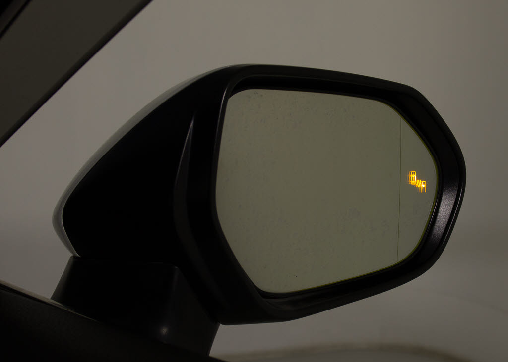 ＢＳＭ（ブラインドスポット）モニター装備
！死角の車の接近をお知らせしてくれる安全
装備になります！