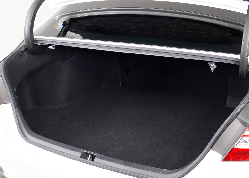 トランクが狭いと思っておりませんか？実際
は大容量トランクです！旅行等の長距離ドラ
イブも快適です！また、屋根付きスペースを
完備しておりますので、夜間でも、雨でも雪
の日だってゆっくりご覧頂けます。