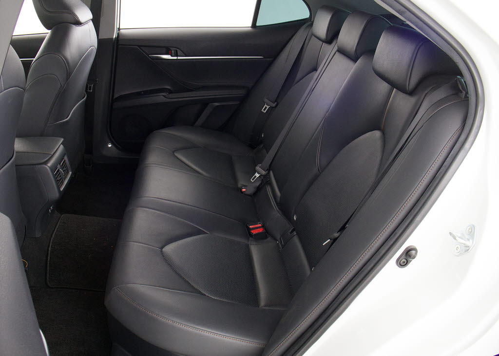 赤革、茶革、黒革、白革、黒×赤コンビ革・
・・お好みの色で新品本革シートを作成でき
ます！オリジナル本革でカーライフを満喫は
いかがでしょうか？ご興味ある方は、デザイ
ン等含め当社までお問い合わせください！