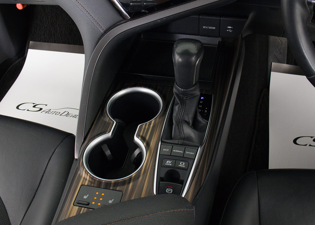 シフト周りです。スッキリとしつつも高級感
や操作性を損なわない作りとなって参ります
。