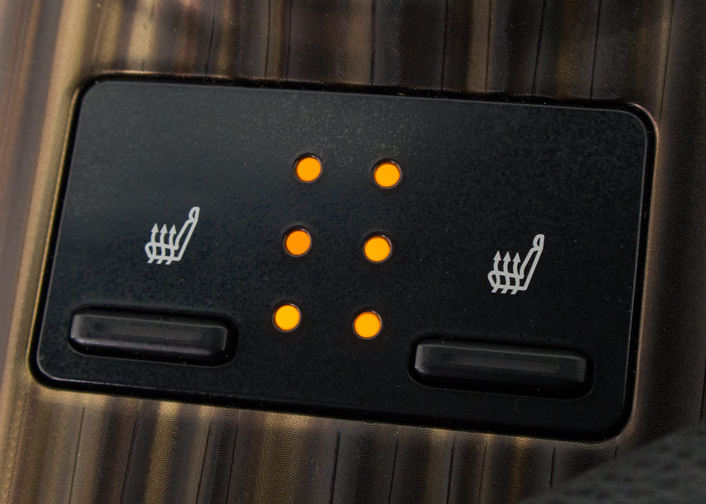 シートヒーターを装備しています！高級車な
らではの装備です！シートが暖まりますので
、寒い冬場も快適にご乗車頂けます！腰にも
優しい！お子様や女性にも嬉しい装備ですね
！！