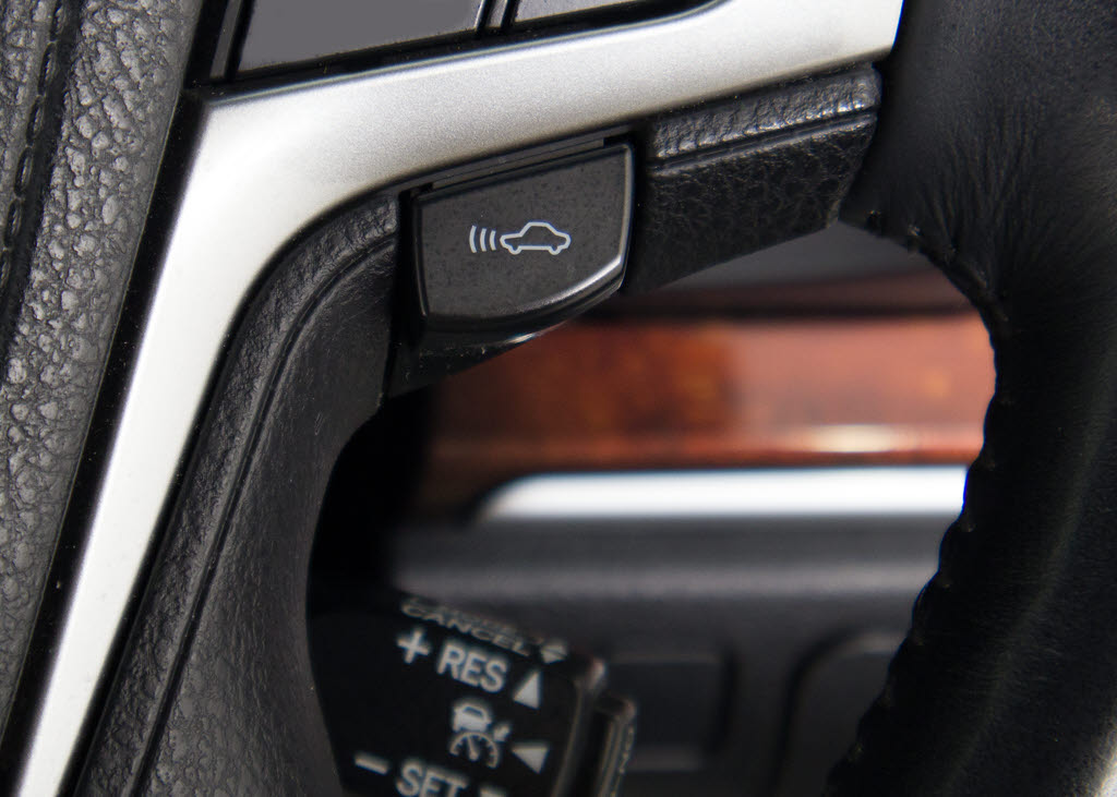 衝突回避支援型プリクラッシュセーフティシ
ステム　前方に出現した障害物に対し警報を
発し、ドライバーに警告。同時にブレーキア
シストにより衝突回避と速度を軽減します。