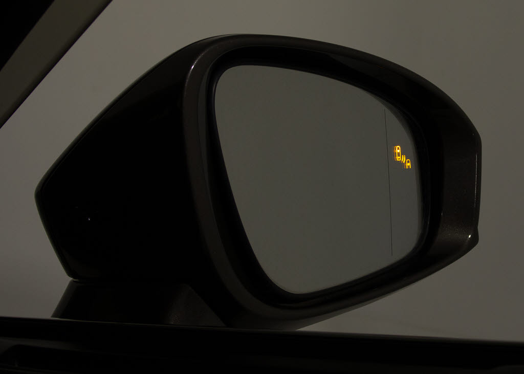 ＢＳＭ（ブラインドスポットモニタ）！隣の
車線を走る車両をレーダーで検知し、ドアミ
ラーでは確認しにくい後側方エリアに存在す
る車両に加えて、急接近してくる車両も検知
します。