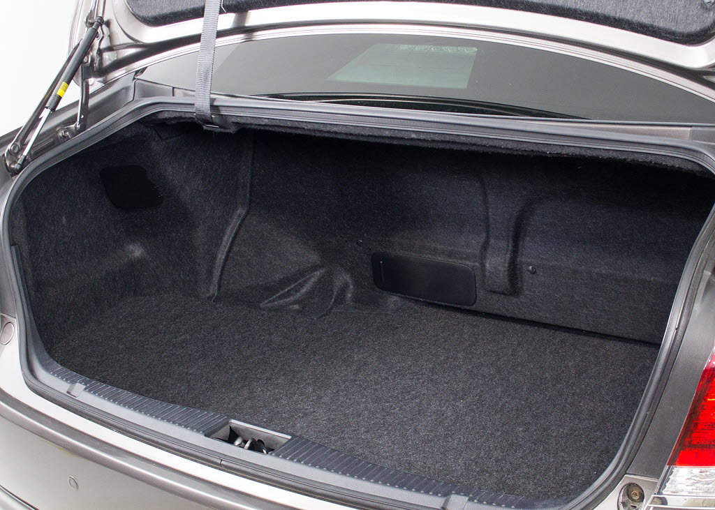 トランクが狭いと思っておりませんか？実際
は大容量トランクです！旅行等の長距離ドラ
イブも快適です！また、屋根付きスペースを
完備しておりますので、夜間でも、雨でも雪
の日だってゆっくりご覧頂けます。
