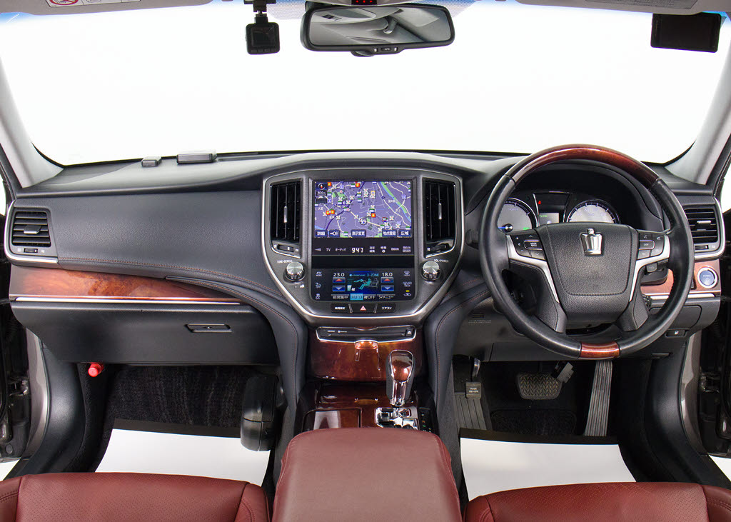 禁煙車です！室内は嫌なニオイも無く、すご
く綺麗な状態です！禁煙車・・特にセダンタ
イプのお車では少ないですよね！！タバコの
ニオイが苦手なお客様必見です！快適にご乗
車頂けます！！