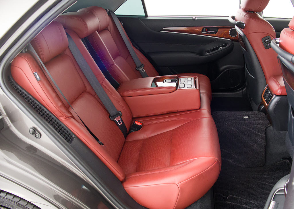 人気の本革シート付きです！！本革が装備さ
れるだけで高級感が増します！当社では、本
革シートのカラー変更や張替えも出来ます！
ワイン・茶・赤・青・オレンジ・黄色・コン
ビ色など何でもＯＫです！