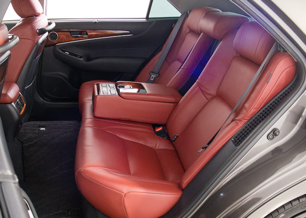 人気の本革シート付きです！！本革が装備さ
れるだけで高級感が増します！当社では、本
革シートのカラー変更や張替えも出来ます！
ワイン・茶・赤・青・オレンジ・黄色・コン
ビ色など何でもＯＫです！