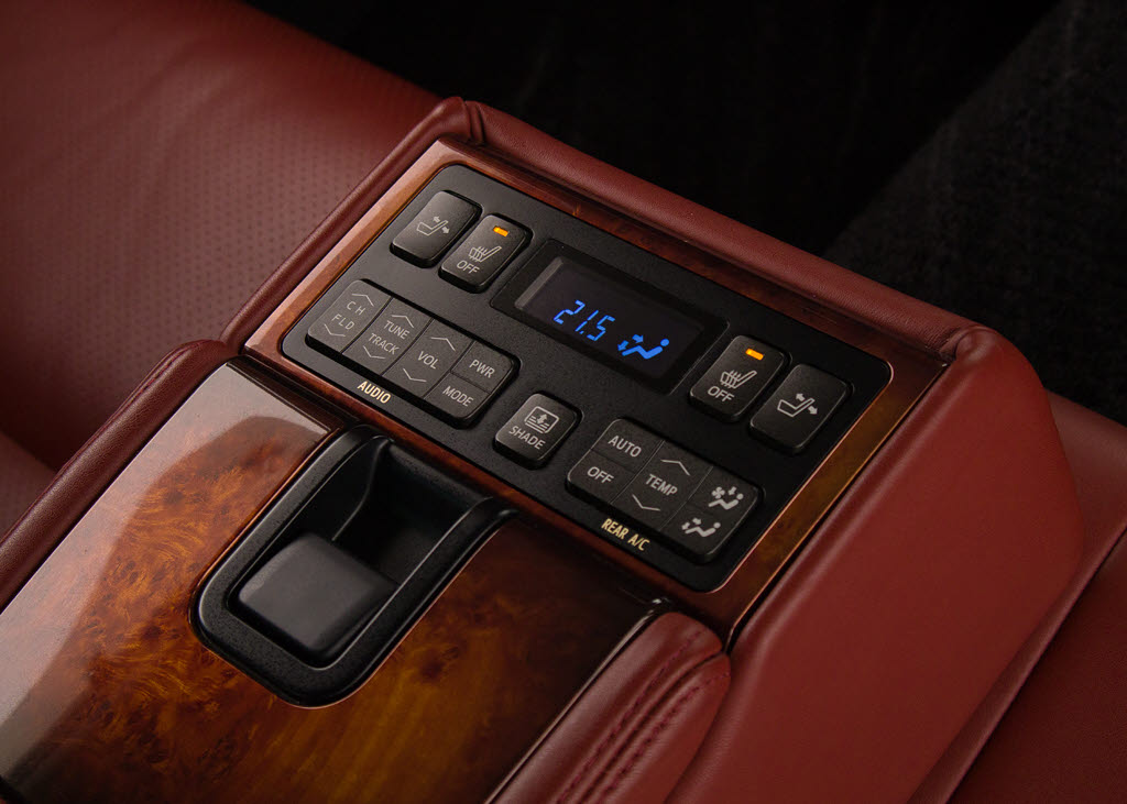 後席もＶＩＰ装備！後席センターコンソール
の画像です！こちらのお車には、後席にもパ
ワーシートが装備されています！更にオーデ
ィオなども後席から操作出来るなど豪華！ゲ
ストに喜んで頂ける装備ですね！