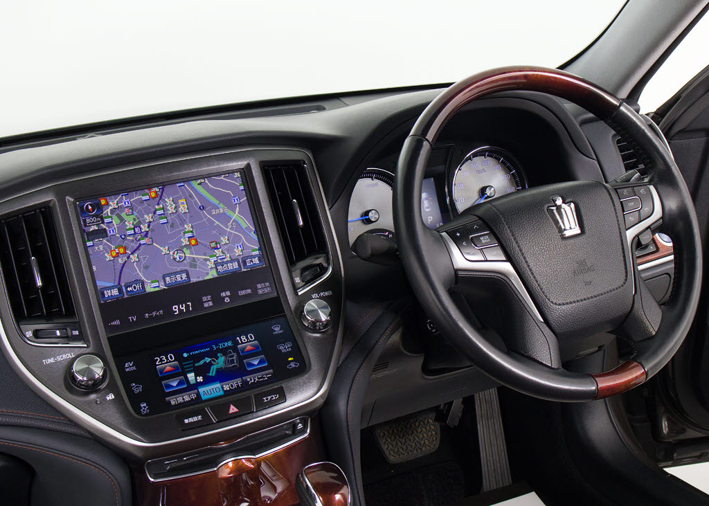 使いやすさや安全性を追求したステアリング
周り！高級車ゆえにスイッチ類が多いのも特
徴ですね！考え尽くされた配置ですぐに使い
こなす事が出来ますのでご安心下さい！是非
、体感してみて下さい！！