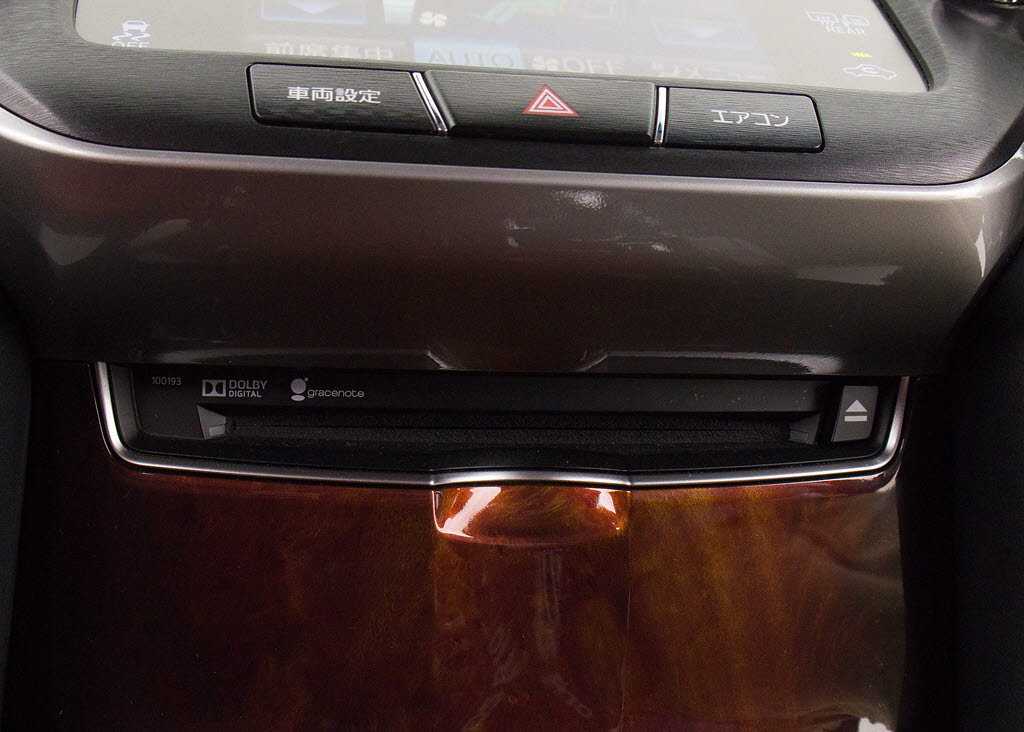 ＣＤはもちろんの事、ＤＶＤ再生も可能です
。フルセグ地デジにも対応しさらにＢｌｕｅ
ｔｏｏｔｈにも対応しております