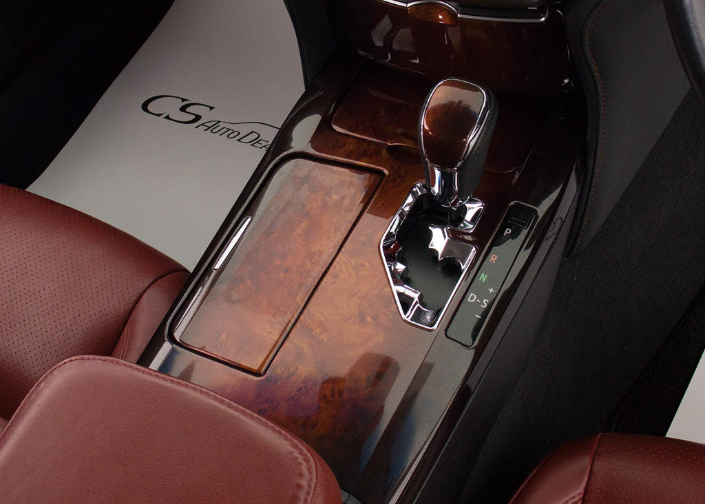 シフト周りです。スッキリとしつつも高級感
や操作性を損なわない作りとなって参ります
。