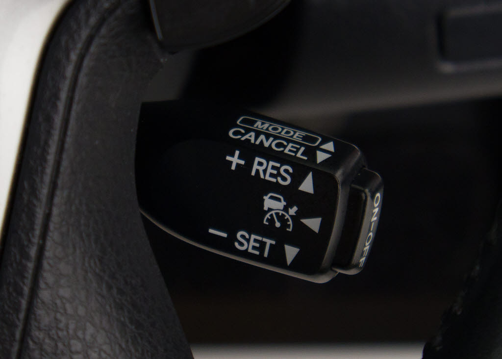 レーダークルーズコントロール　　ミリ波レ
ーダーと単眼カメラで先行車を認識し、車速
に応じた車間距離を保ちながら追従走行を支
援します。