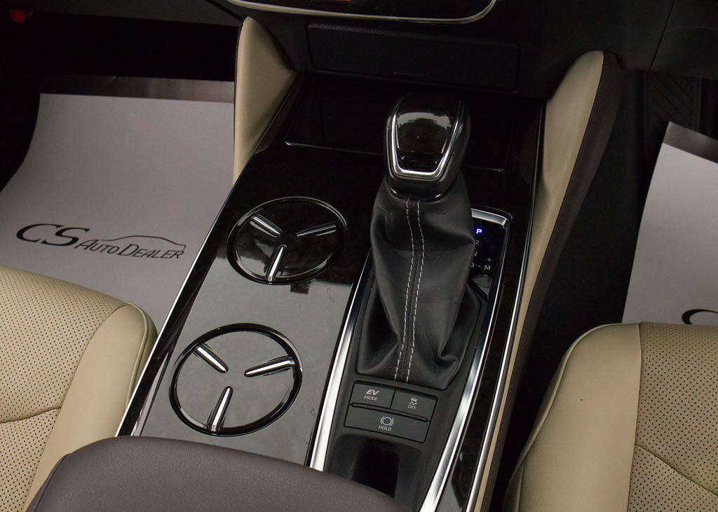 シフト周りです。スッキリとしつつも高級感
や操作性を損なわない作りとなって参ります
。