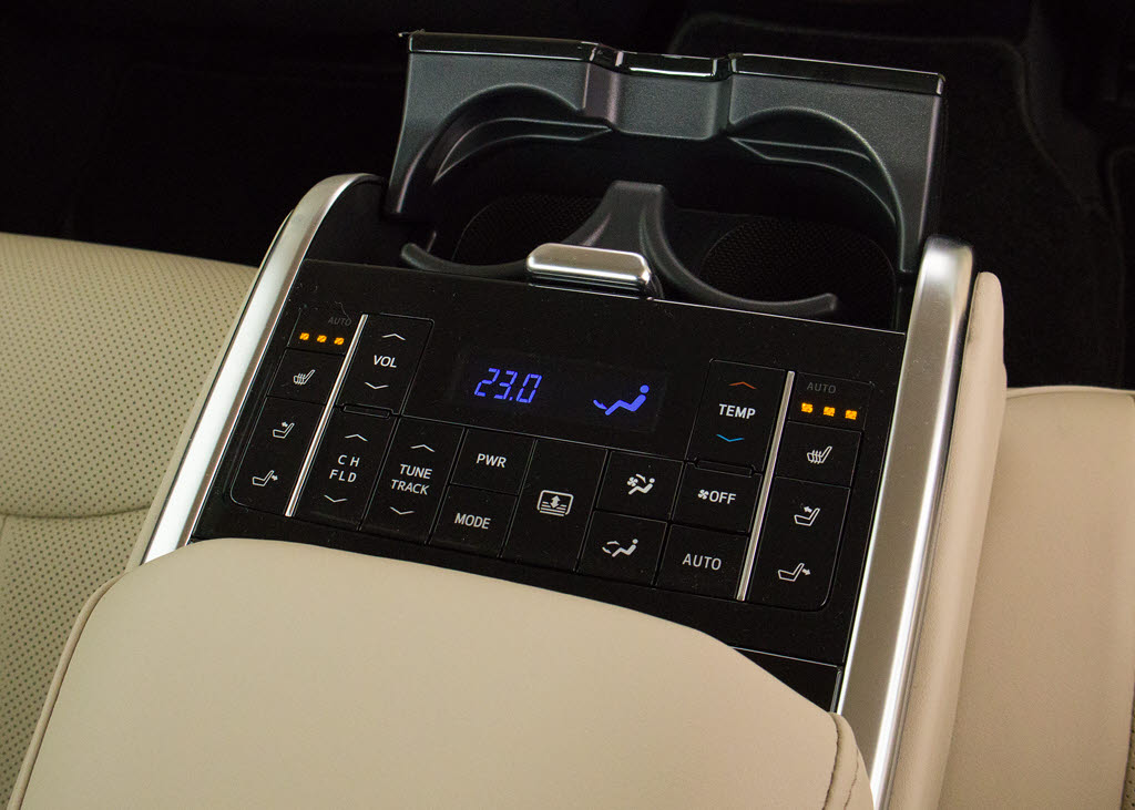 後席もＶＩＰ装備！後席センターコンソール
の画像です！こちらのお車には、後席にもパ
ワーシートが装備されています！更にオーデ
ィオなども後席から操作出来るなど豪華！ゲ
ストに喜んで頂ける装備ですね！