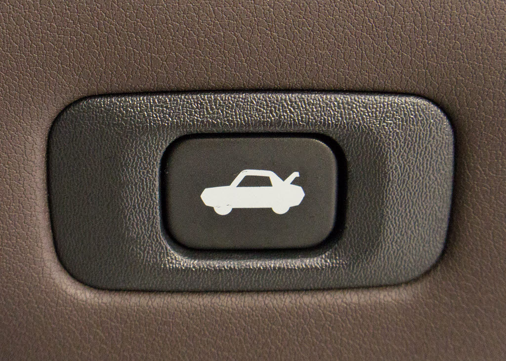 ボタン一つでトランクオープンが可能！車内
から操作できる為、非常に便利な装備の一つ
となります！