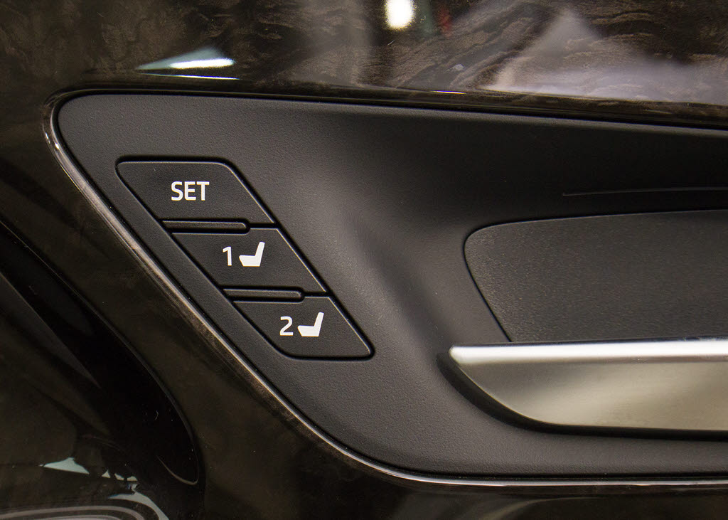 シートメモリー付き！ステアリング、シート
、ドアミラーポジションをメモリー可能です
！