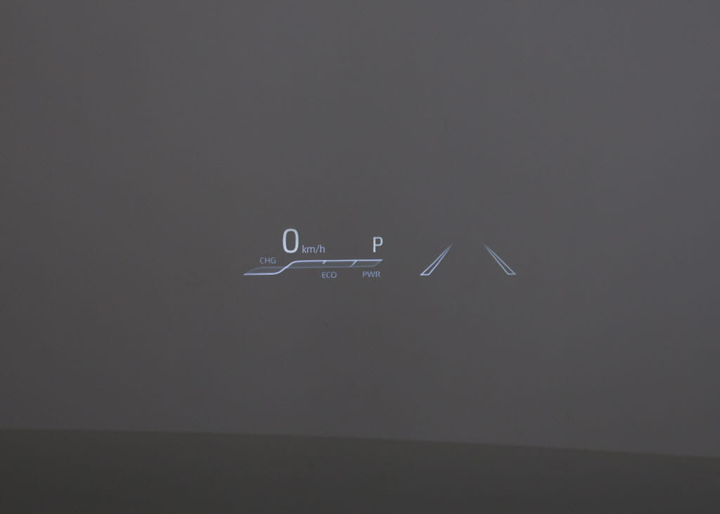 ヘッドアップディスプレイ（ＨＵＤ）付！、
フロントウインドウガラスに運転支援システ
ムの作動状況や走行に関するさまざまな情報
を表示することができます。