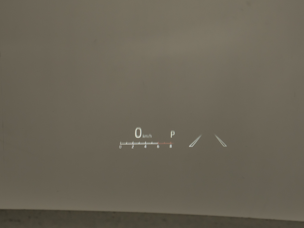 ヘッドアップディスプレイ（ＨＵＤ）付！、
フロントウインドウガラスに運転支援システ
ムの作動状況や走行に関するさまざまな情報
を表示することができます。