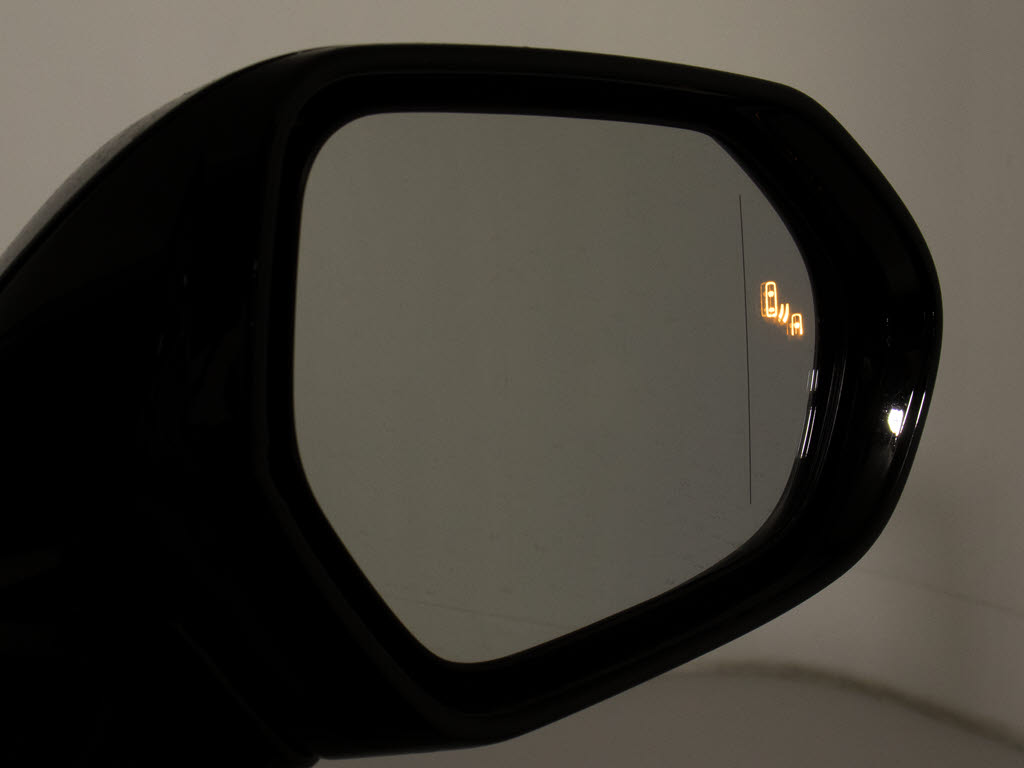 ＢＳＭ（ブラインドスポットモニタ）！隣の
車線を走る車両をレーダーで検知し、ドアミ
ラーでは確認しにくい後側方エリアに存在す
る車両に加えて、急接近してくる車両も検知
します。